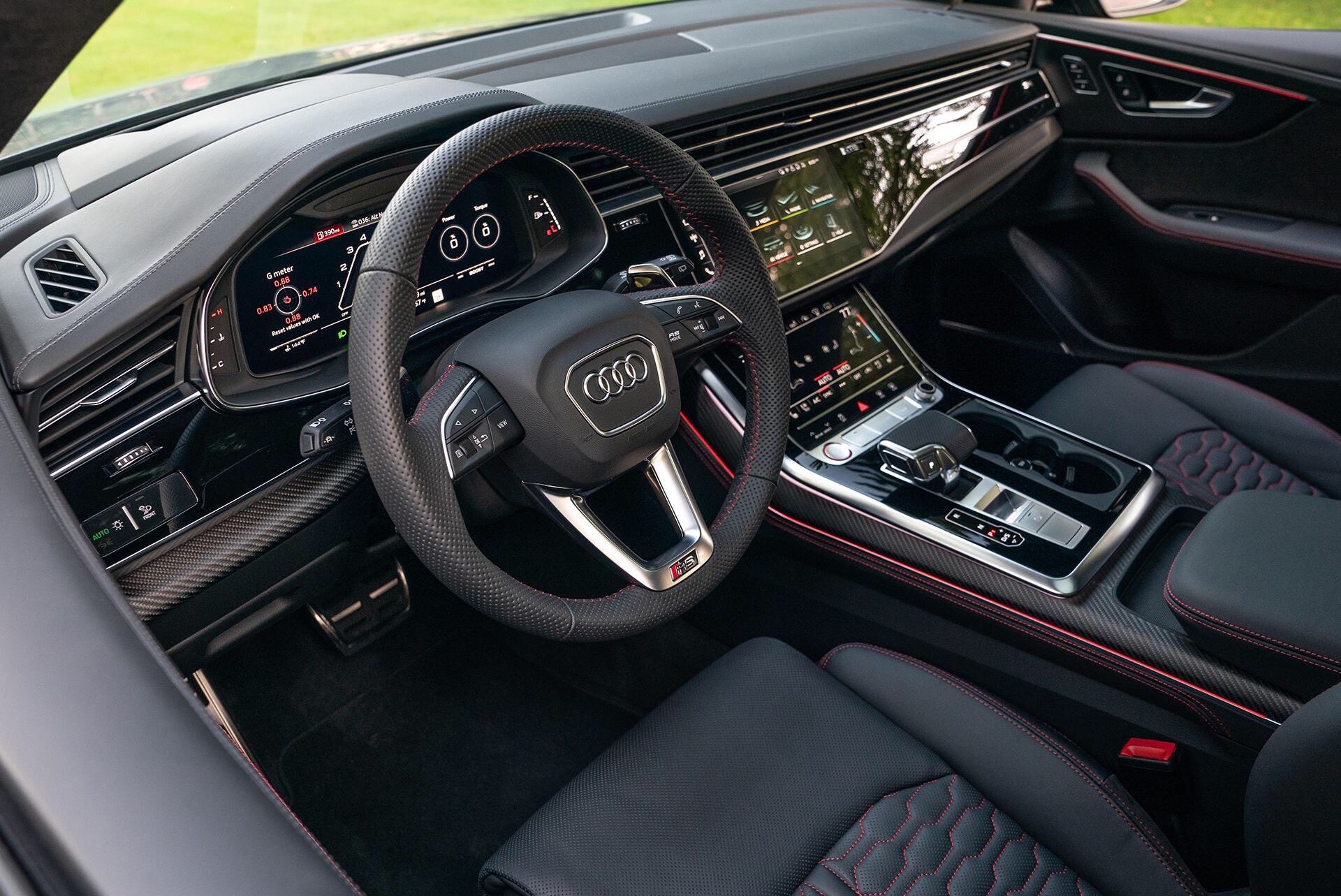 奥迪q8|明明是款性能车，却偏要把内饰做的这么豪华，有钱就为所欲为吗？