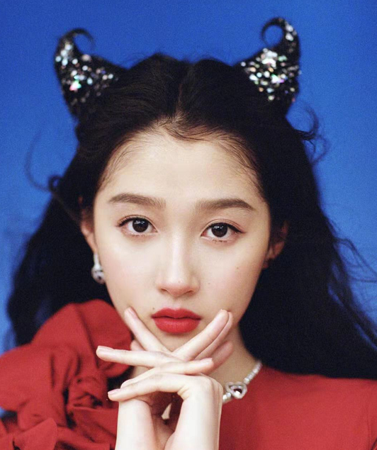 佟丽娅|春晚穿搭太喜庆！佟丽娅穿红裙惊艳开场，关晓彤牛角发型更抢风头