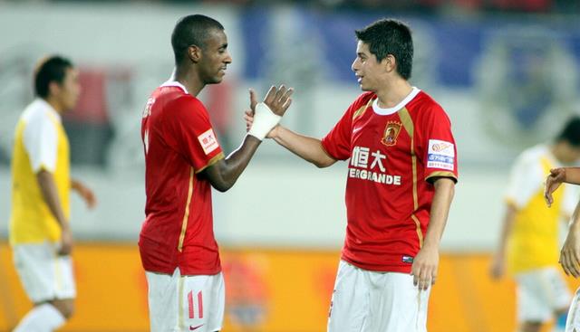 足球场|“3刺头被打脸”！武汉队全面升级：或连签7大新援，26亿建新主场