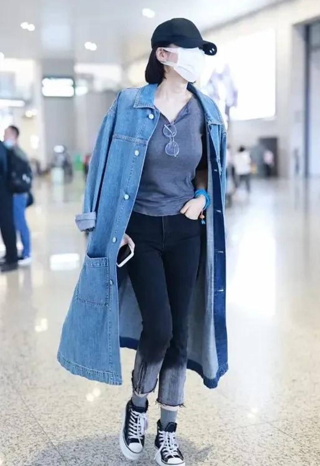 闲鱼有话说 52岁许晴还有少女身材，披牛仔风衣气场全开，却被驴蹄鞋暴露年龄