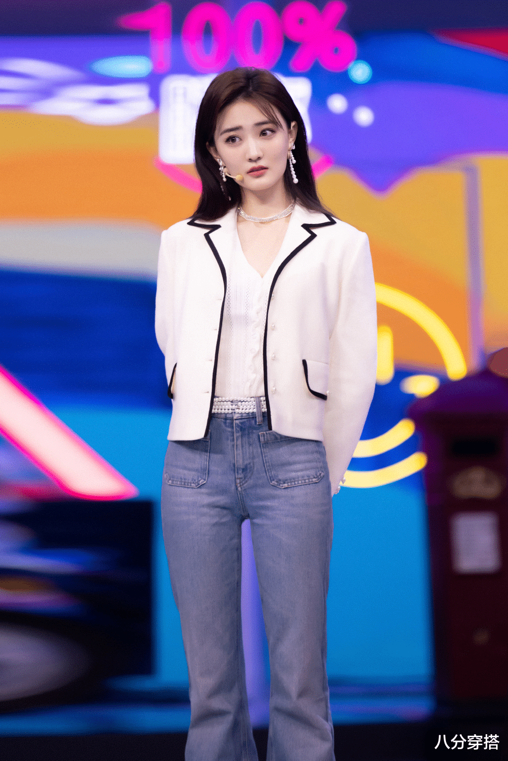 八分穿搭 徐璐终于不低调，穿蓝色镂空装上衣配上开衩皮裤，个性时髦真惹眼