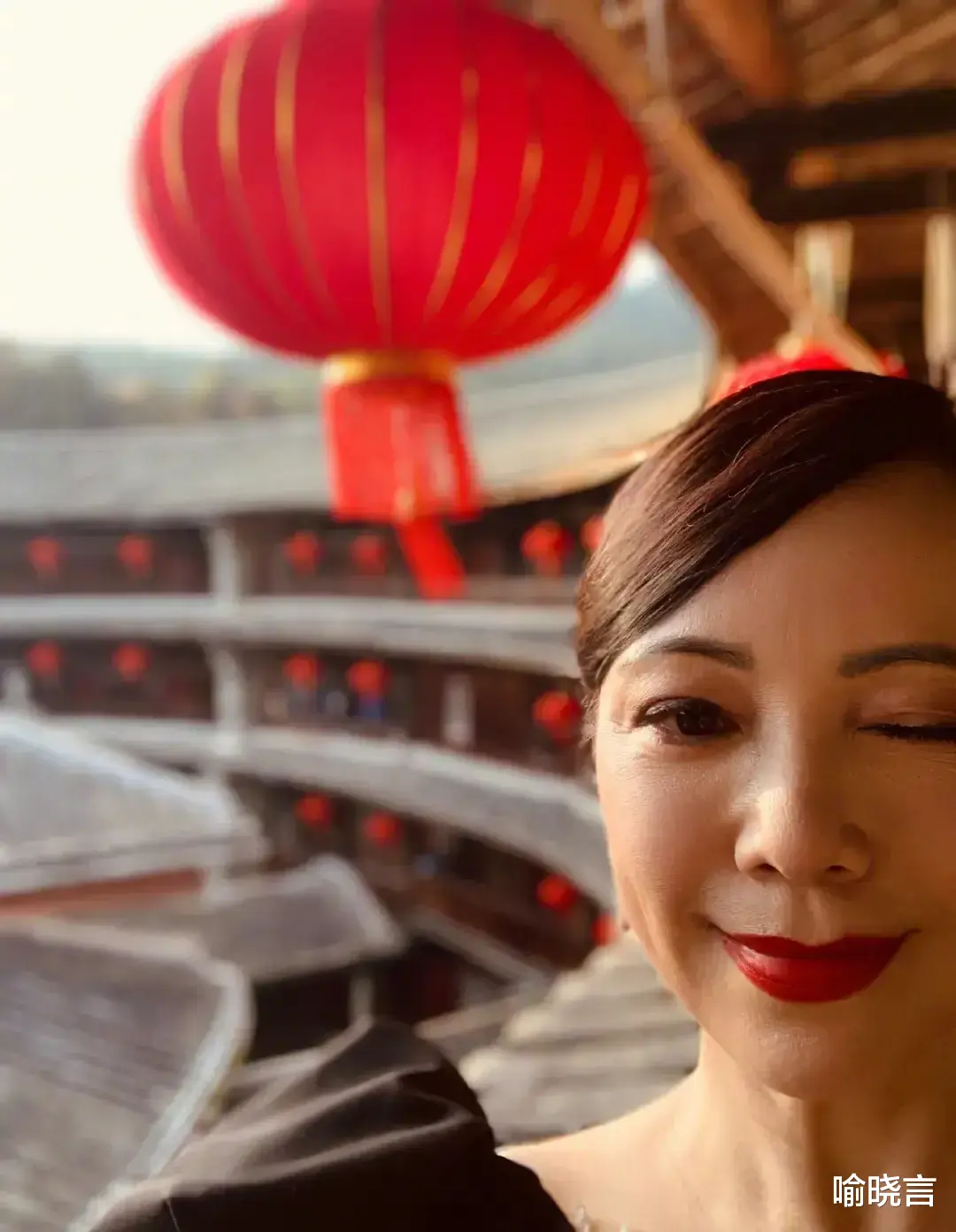 邓萃雯|香港演员邓萃雯打卡永定土楼。是太激动，还是疏忽竟忘记了开滤镜