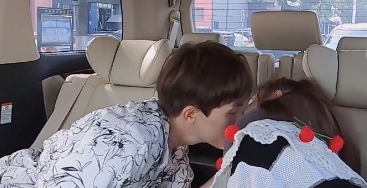 育妈计|“绮熹”之恋太应景，相互喂食显甜蜜，张雨绮娇羞到用毛毯挡镜头