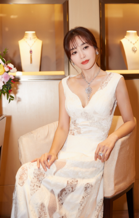 秦岚|秦岚都42岁了还这么潮！穿一袭玫红色西装配墨镜，女神范十足！