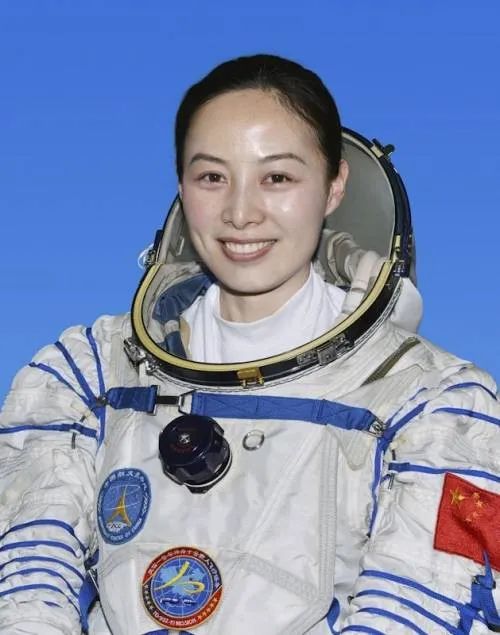 航天员 首位出舱女航天员：颜值秒杀娱界女星！