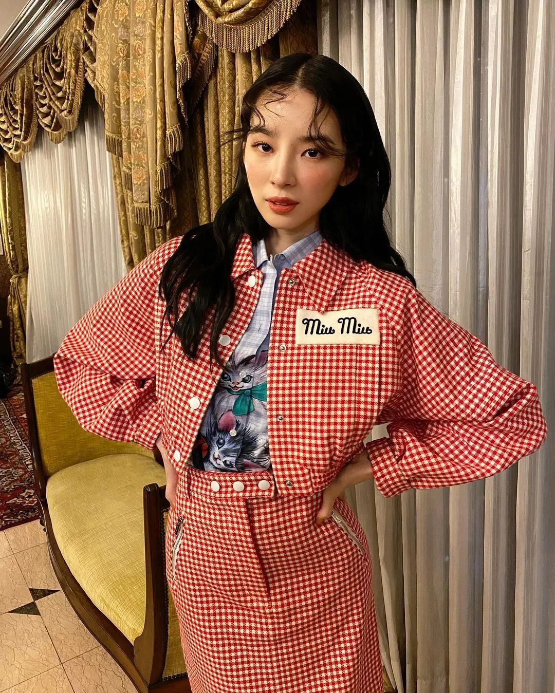 腮红|喝了假酒的Jennie竟穿肚兜上台?讲真,有被她的屁桃红炸到