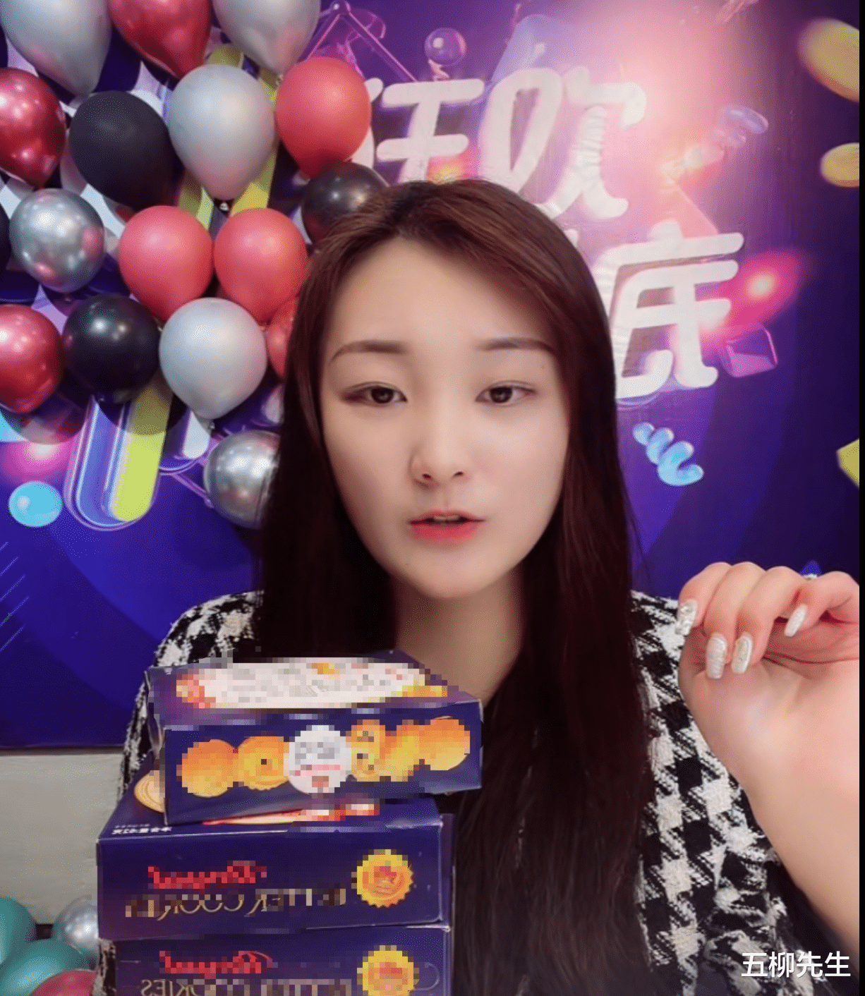 陈亚男|陈亚男离婚风波后首出镜，直播带货人气破9万，大衣嫂11字回应