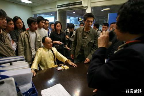 多尔衮|爱新觉罗后裔因买不到车票，竟大闹火车站怒骂众人：你们全是奴才