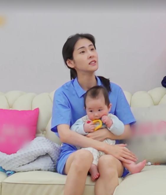张碧晨|张碧晨在家带孩子，给宝宝剃头时谁注意她手上动作？没少在家练吧