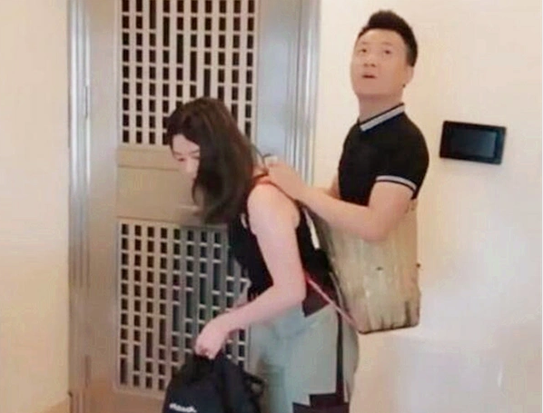 阿娇|网红“连体夫妻”：独臂妻子被无腿丈夫抛弃，爱情终究败给了物质