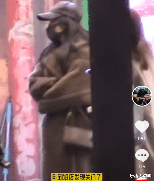 刘亦菲|刘亦菲约闺蜜吃小龙虾，穿2万泰迪熊大衣拎LV包，一身行头近10万