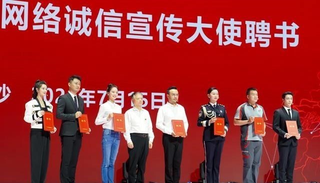 情感维护|一张合照，暴露了明星的地位高低