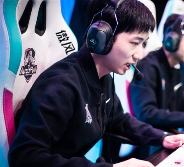 天玑谋士 LPL教练输了比赛，自曝回家后遭爷爷质问：问什么给队员拿璐璐？