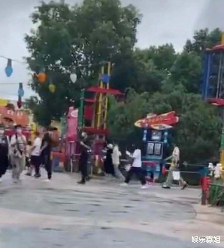 迪丽热巴|因戏生情？杨洋迪丽热巴两人去迪士尼被拍，其实是为了剧宣才合体