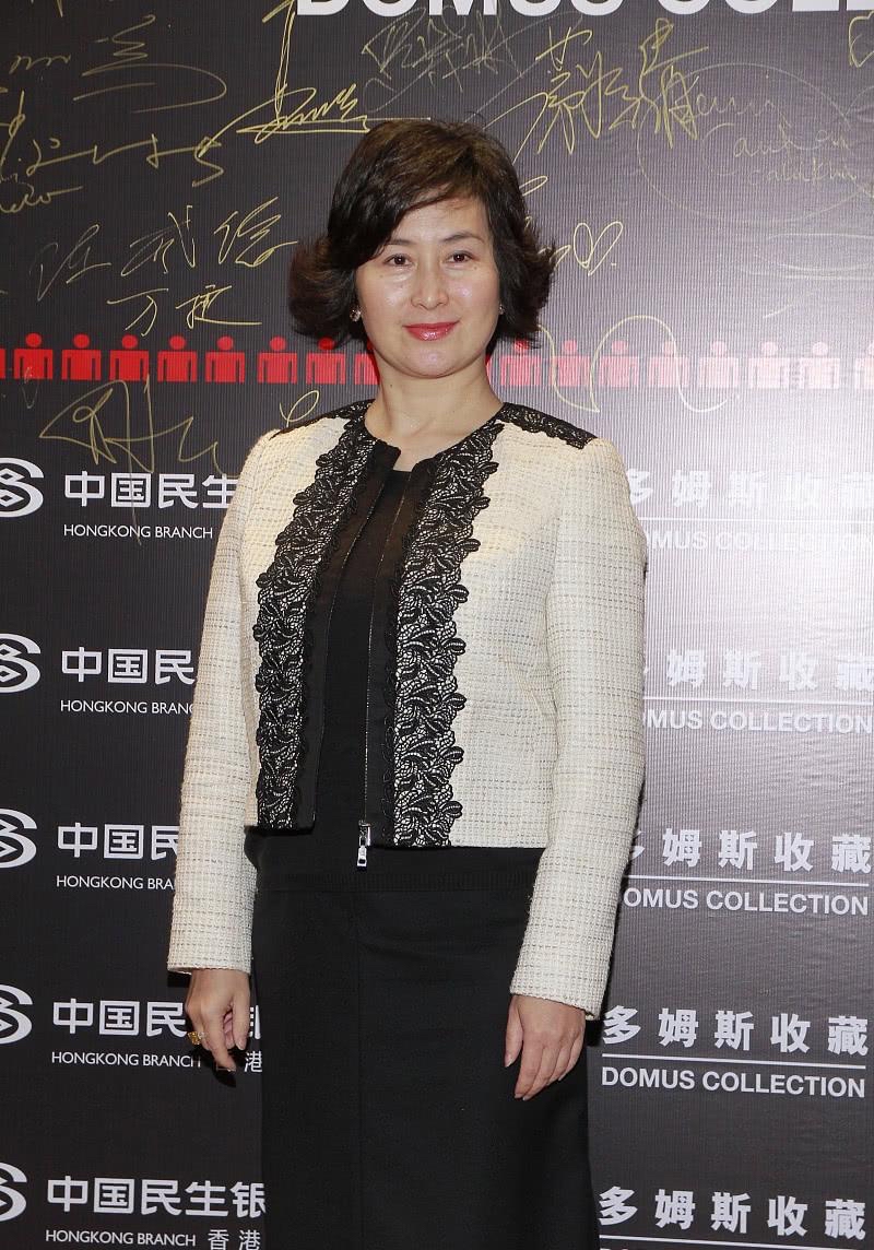 闲鱼有话说|何超琼不愧是真贵妇,穿“珠光裙”配百万珠宝,港风短发太有气场