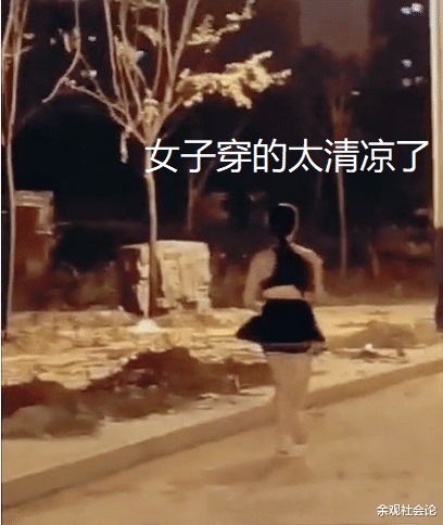 |女子身穿抹胸装小短裙独自夜跑，周围人烟稀少，半天看不见一个人
