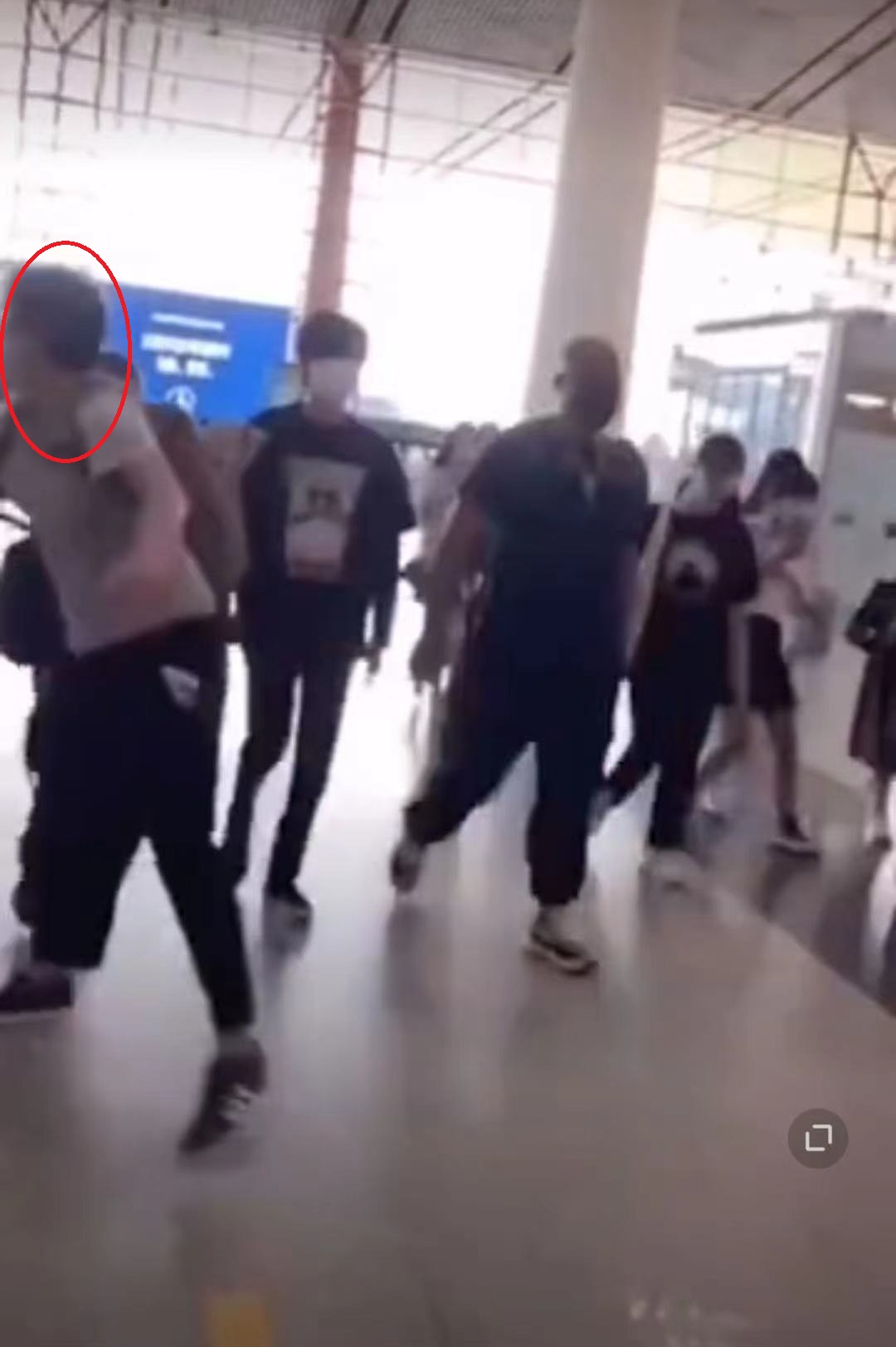 丁程鑫|丁程鑫参加高考被粉丝围堵，情绪失控当众发飙，与马嘉祺形成反差