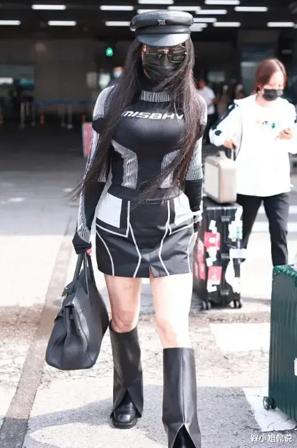 槑小姐侃说 冉莹颖不愧是微胖圈的“顶流”,穿紧身衣胖而不肥,丰腴感真惹眼