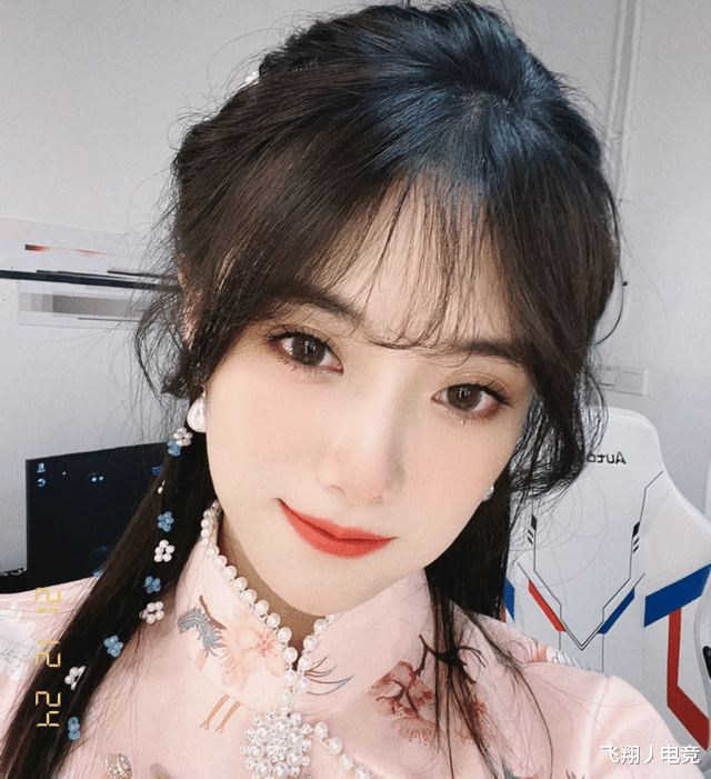lpl|LPL女神名不虚传！小钰秀恩爱晒素颜生图照，这颜值我真服了