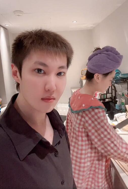 纪凌尘|赵本山女儿晒同居视频，男友被调侃长相奇怪，不删恶评高情商回应