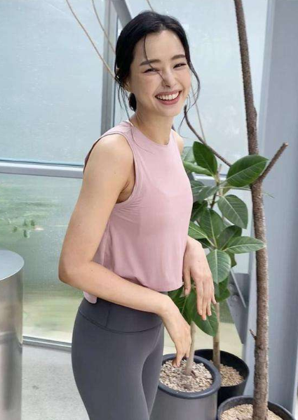 许佳琪|“韩国小姐”李荷妮与非艺人男友结婚，让我们来一起祝福她吧！