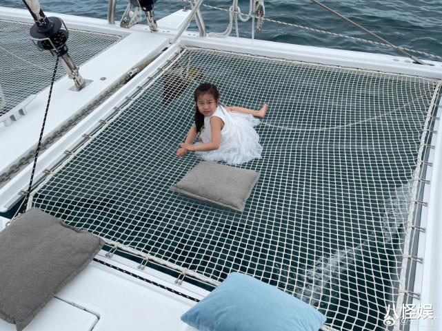 岳云鹏|岳云鹏老婆晒一家人出游照，俩女儿罕露正脸，麓一像姑姑长腿抢镜