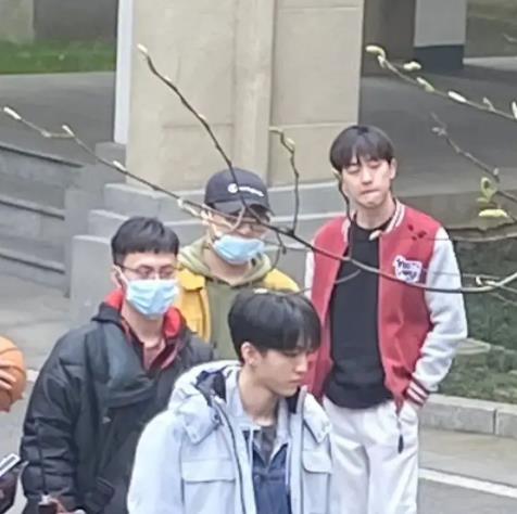 岳云鹏|王俊凯现身新疆拍戏，演“特工”跟踪小情侣，东张西望画风很搞笑