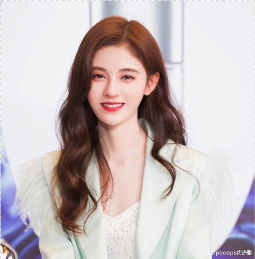 鞠婧祎|鞠婧祎为上镜好看全身涂美白粉，被品牌方拉入黑名单，网传圈内无人见过她素颜