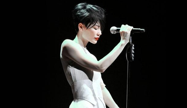 王菲|50岁王菲终于传来喜讯，经纪人亲自出面实锤，网友满屏祝福恭喜