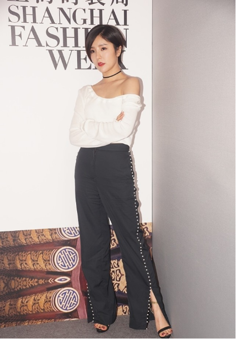 Lady变美日记 赵奕欢懂得秀身材,穿紧身丝绒裙显妙曼身姿,堪比“人间尤物”