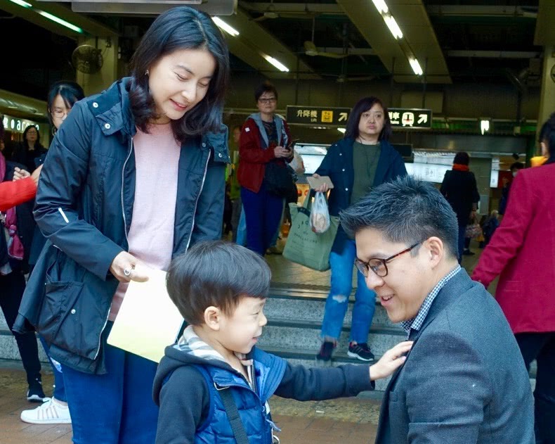 西红柿妈妈|郭晶晶前脚刚走,后脚霍启刚就被拍到带娃吃快餐,他带娃也糊弄?