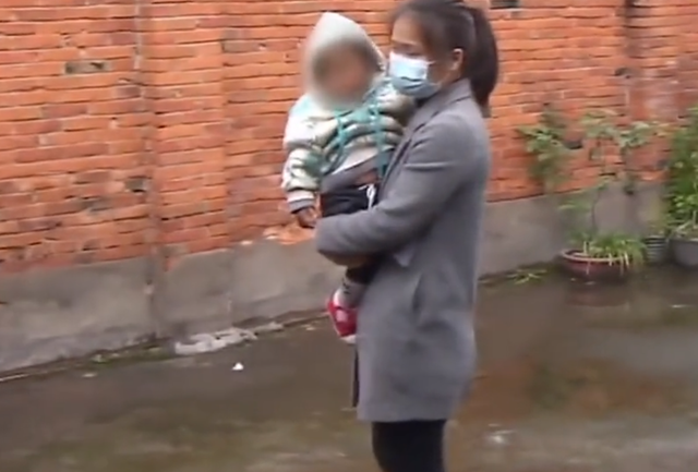 大门 51岁母亲不顾儿子反对改嫁,71岁回来找儿子养老,儿媳:想得美!