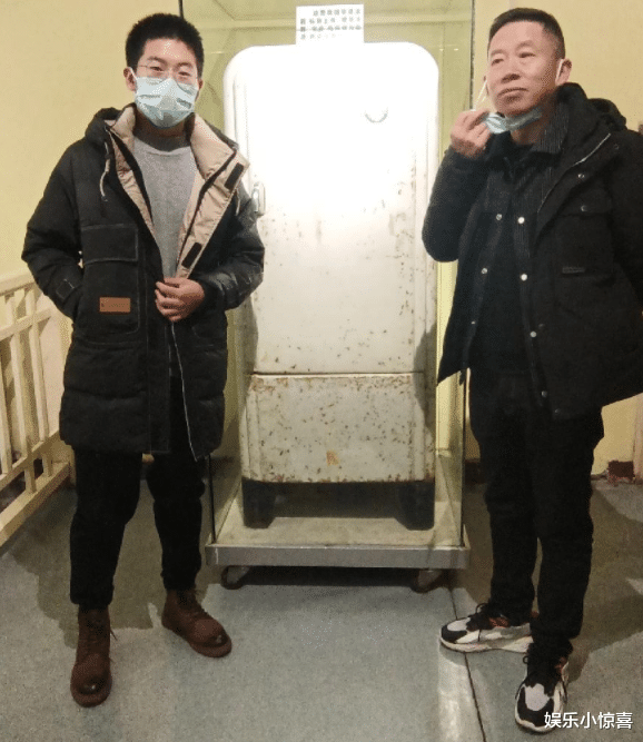 |孙妈妈晒孙卓孙海洋合照，爷俩长得一模一样，网友：确认是亲生的