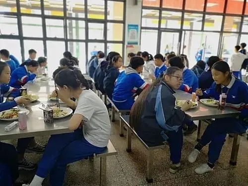 中小学|高中家长“送饭”惹争议，门口“野餐”成风景线，是溺爱还是关爱