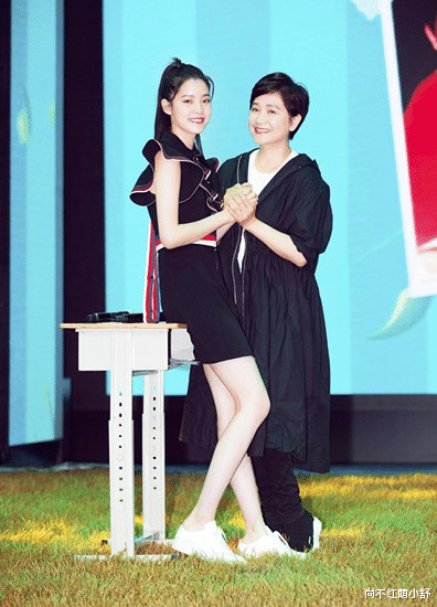 尚不红萌小舒|傅娟59岁依旧温婉可人，一身黑色打扮时髦，气质不输零零后女儿
