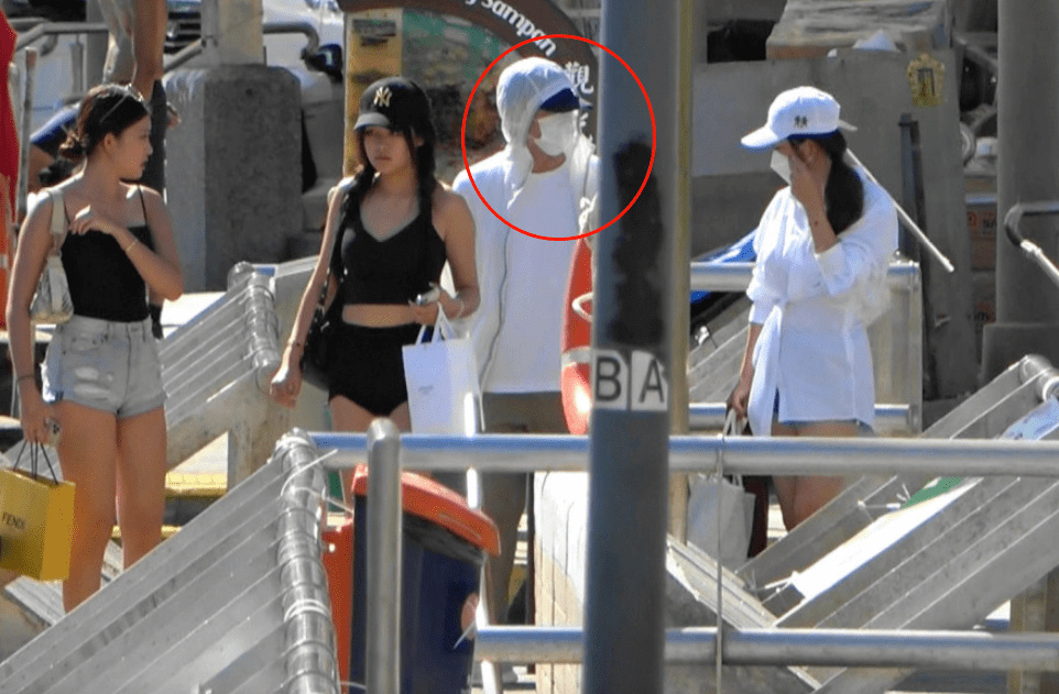 周星驰|新一轮爷孙恋？周星驰约会17岁港姐，两人乘坐游艇出海游玩