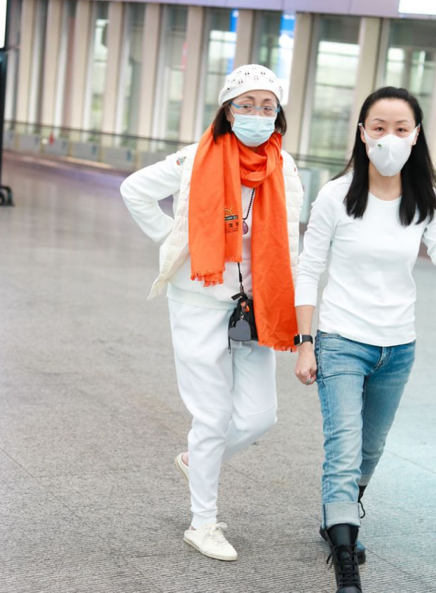 潮流新风 58岁苑琼丹越老越时髦!一身白巧搭橘色围巾点亮,比00后还新潮