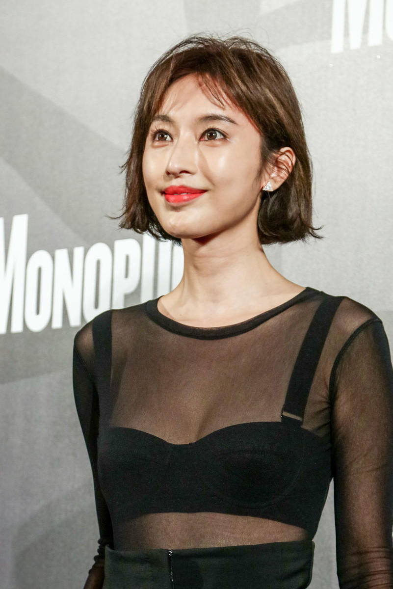 穿衣搭配|张俪真敢穿，“液体衣”搭黑色半身裙精致优雅，身材高挑不输超模