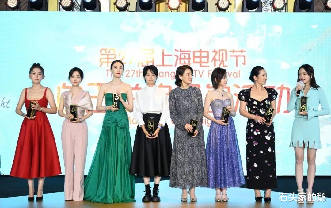 热依扎|热依扎再露事业线，童谣身材好出众，任敏的皮肤松弛