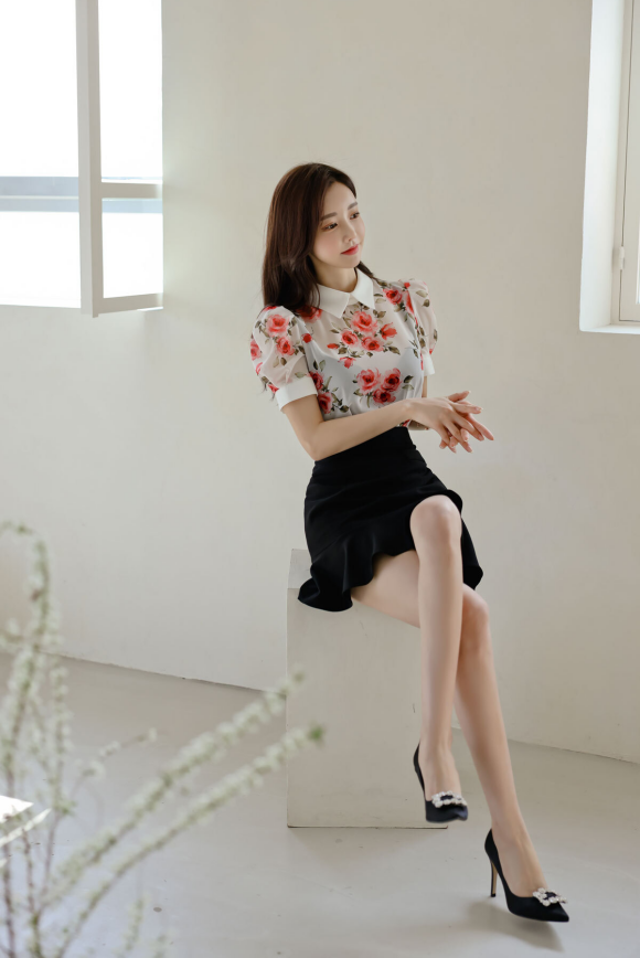 壹品穿搭|女神孙允珠的时尚搭配：仲春雨帘墨红彩鸢透明衬衣裙