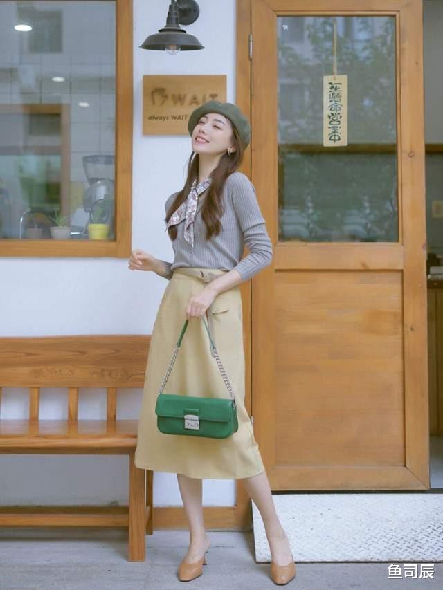 鱼司辰 女生博主秋冬穿搭指南，针织开衫搭配百褶半身裙，高贵优雅又温柔