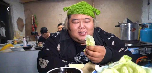 粉色 600斤吃播遇难题，医生的建议进退两难，家人的做法让网友不理解