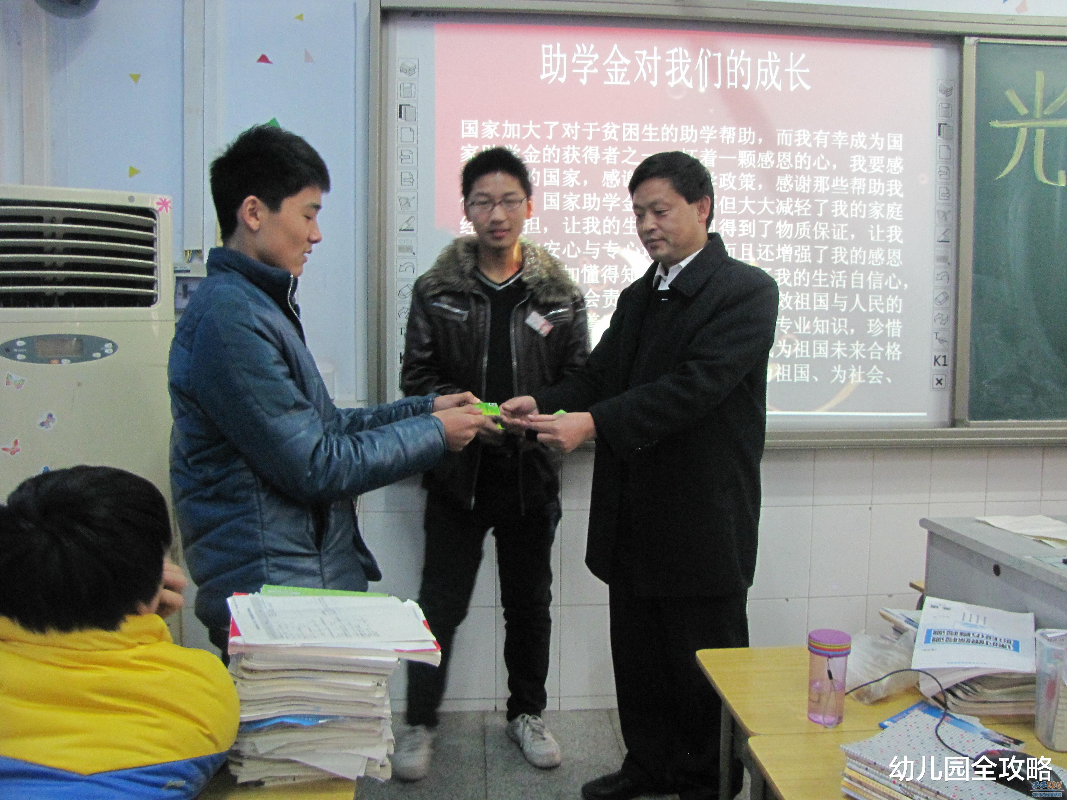 幼儿园全攻略|穿3000块钱鞋的“贫困生”,被取消助学金而感到无辜,心不痛吗?