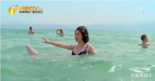 娱乐圈|金星罕见穿一袭深V比基尼在海边戏水，傲人曲线让她老公都看直了眼