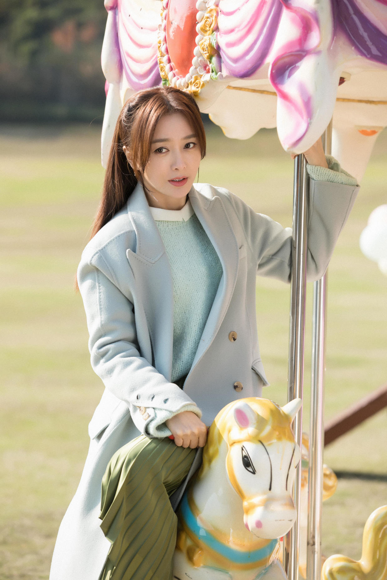 秦岚|秦岚也真放得开，穿透视蕾丝黑裙女人味爆棚，乡村范穿出高级感