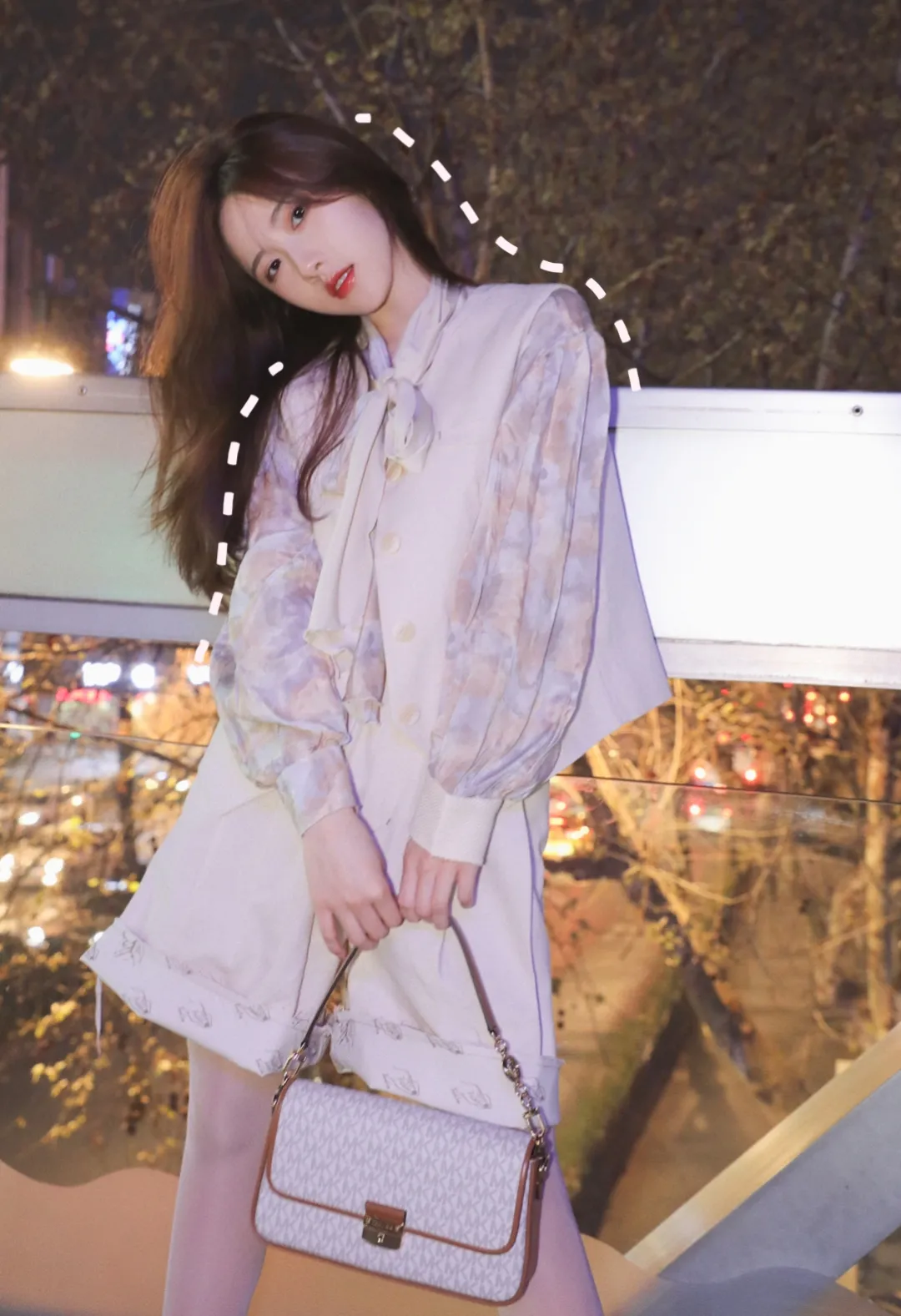 杨幂|杨幂的“渣女”站姿火了！腰和屁股凹成90度，这操作绝了…