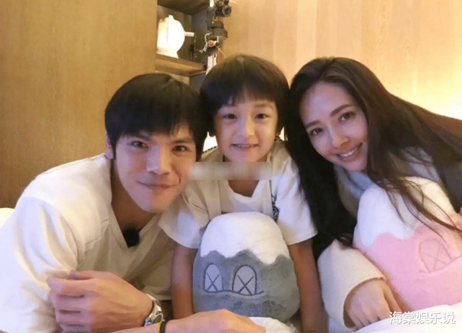 郭碧婷|郭碧婷10月25日素颜外出吃饭，面容憔悴像怀2胎，肚子捂得好严实