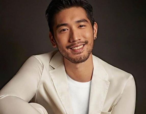 高以翔|高以翔37岁冥诞，其好友携家眷陪高父高母过中秋，二老稍显憔悴