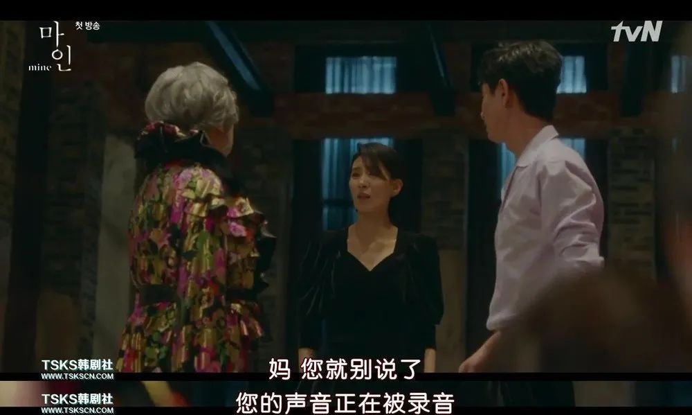 豪门明星|年近五十的她又开挂，这角色也太欲了...