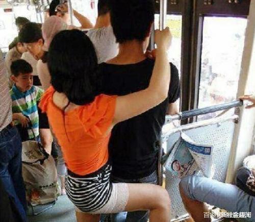 山东:地铁上醉酒短裙女霸蛮骑男友,乘客不忍直视:你们注意点